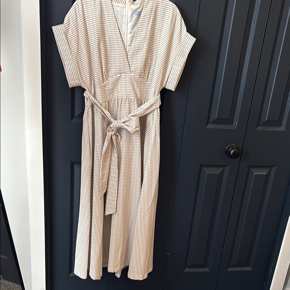 Searsucker dolman sleeve tan/cream,khaki lined with pockets Midi Dress